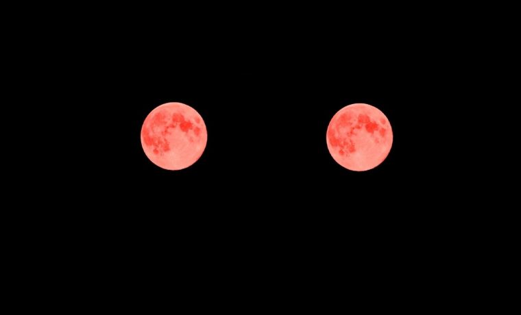二つの真っ赤な月